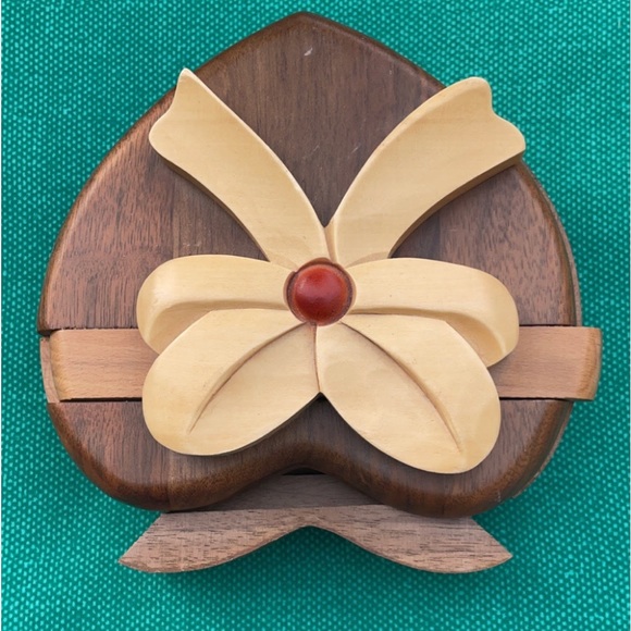Heart Shaped Ring puzzle Box. Beautiful bow detail on the top of the box. - Picture 2 of 7